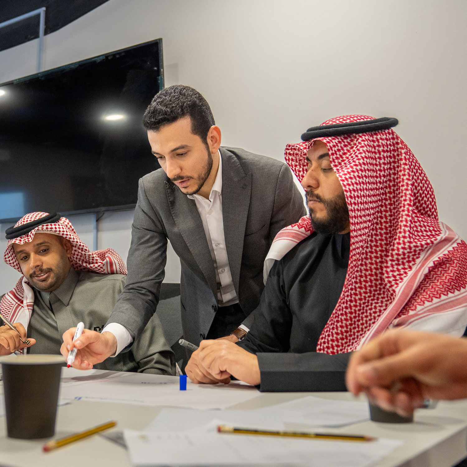 كايزن-تقديم-تدريب-ورش عمل-إلى-مجلس-المعايير-لتعزيز-قدرات-الجودة-والأداء قدمت شركة كايزن ورش عمل تدريبية لموظفي الهيئة السعودية للمواصفات والمقاييس والجودة لبناء مهارات الجودة وتحسين ممارسات الأداء ودعم تطبيق المعايير بشكل متسق عبر الفرق.